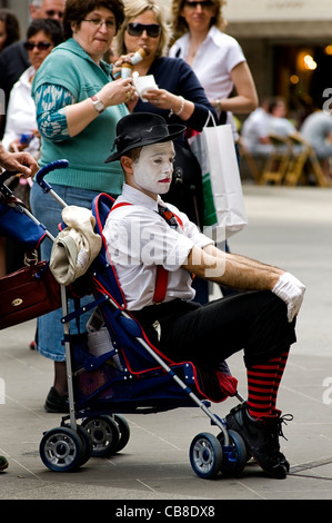 Musicien ambulant à milan assis dans children's buggy Banque D'Images