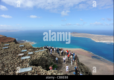 Vue depuis le Mirador de Rio,Lanzarote de l'océan Atlantique et l'île de La Graciosa Banque D'Images