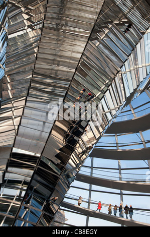 Vue sur le dôme de verre au-dessus de la Chambre de débattre au Reichstag à Berlin en Allemagne ; l'architecte Norman Foster Banque D'Images