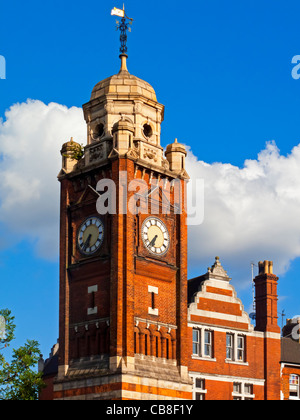 Tour de l'horloge dans le centre de Crouch End Broadway dans le nord de Londres Haringey construit comme un mémorial à Henry Reader Williams en 1895 Banque D'Images