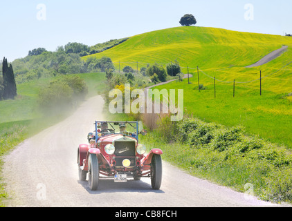 Un rouge 1927 665 OM Superba à 1000 Miglia vintage car race Banque D'Images