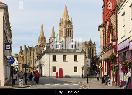 Scène de rue et vue sur cathédrale de Truro avec trois clochers. Quay Street, Truro, Cornwall, Angleterre, Royaume-Uni, Grande Bretagne. Banque D'Images