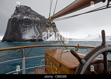 Edinburgh Hill dans le Moon Bay vu du tallship Europa, un trois-mâts barque, Îles Shetland du Sud, l'Antarctique Banque D'Images