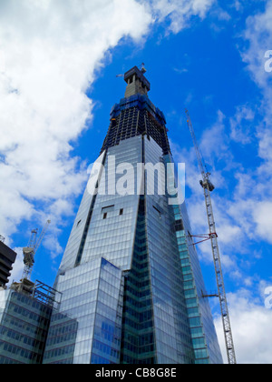 Shard London Bridge Tower en construction en juin 2011 lorsque terminée, elle sera plus haut bâtiment de l'Union européenne à 310 m. Banque D'Images