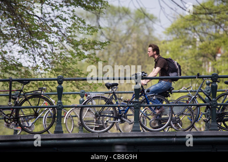 Une bicyclette traverse sur un pont, Amsterdam, Pays-Bas Banque D'Images