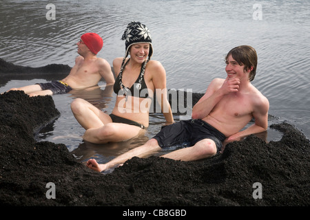 Les touristes de se baigner dans un bain à remous d'eau chaude volcanique, Pendulum Cove, l'Île Déception, Îles Shetland du Sud, l'Antarctique Banque D'Images