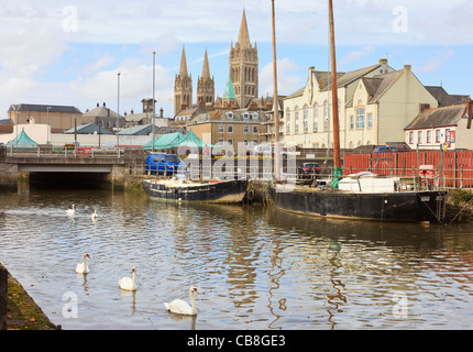 Vue sur River Truro en direction du centre-ville et à trois tours de la cathédrale de Truro, Cornwall, Angleterre, Royaume-Uni, Grande Bretagne. Banque D'Images