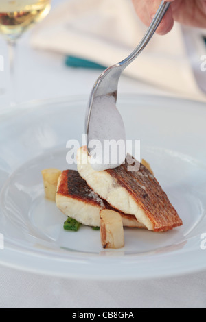 Filets de poisson Sama grillé et servi avec des asperges blanches et une mousse au citron vert Banque D'Images