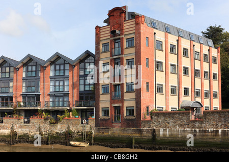 Ancien bâtiment de l'entrepôt converti en immeuble d'appartements moderne riverside à Truro, Cornwall, Angleterre, Royaume-Uni, Grande Bretagne. Banque D'Images