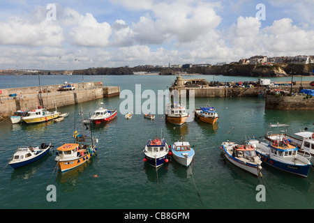 Newquay, Cornwall, Angleterre, Royaume-Uni, Grande Bretagne. Les bateaux de pêche amarrés dans le mur du port Banque D'Images