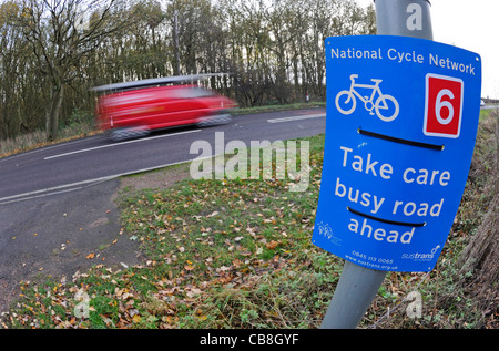 National cycle network avertissement cycliste de faire attention en traversant une route très fréquentée. Banque D'Images