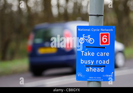 National cycle network avertissement cycliste de faire attention en traversant une route très fréquentée. Banque D'Images