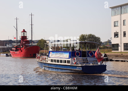 Reine Boadicea II bateau de croisière sur le canal de la netteté et de Gloucester avec Sula lightship Gloucester Docks Gloucestershire England UK Banque D'Images