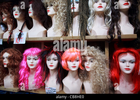 Perruques Femme mannequin sur les têtes. Banque D'Images