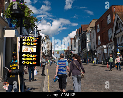 CASH OR traditionnel signe Guildford High Street et shoppers avec man holding sign la promotion de l'argent pour l'or Banque D'Images