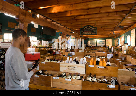 Cape Town : V&A Waterfront - Vaughan Johnson's Wine & Cigar Shop Banque D'Images