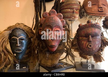 Cape Town : V&A Waterfront - masques africains Trading Post Banque D'Images