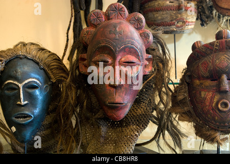 Cape Town : V&A Waterfront - masques africains Trading Post Banque D'Images