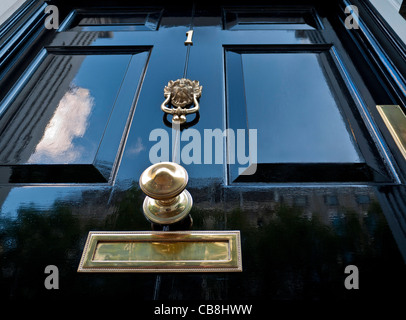 Un imposant de panneaux de porte avant noir géorgien 'numéro 1' avec des raccords en laiton London England UK Banque D'Images