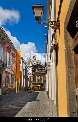 Rue colorés typiques dans la vieille ville de Las Palmas Vegueta menant à la Cathédrale Santa Ana en fin d'après-midi Gran Canaria Banque D'Images