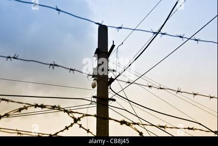 Photo de l'ancien fil de fer barbelé rouillé against sky Banque D'Images