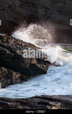 Vagues se brisant sur des rochers à Trebarwith Strand Beach sur la côte nord de la Cornouailles en Angleterre Banque D'Images