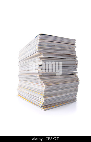 Pile de magazines isolé sur blanc avec reflet Banque D'Images