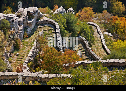 La Scala de Vradeto, un fantastique chemin de pierre, un vrai chef-d'ingénierie traditionnelle dans la région de Zagori, Ioannina, Grèce Banque D'Images