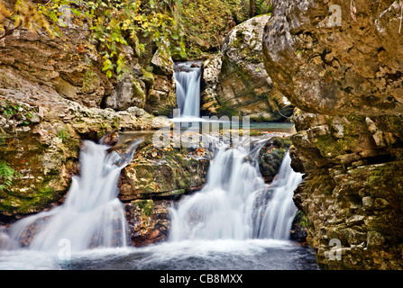 Petites Cascades, dans le canyon de la rivière, qui sépare l'Chrousias Syrrako Kalarrytes et villages, Tzoumerka, Ioannina, Grèce Banque D'Images