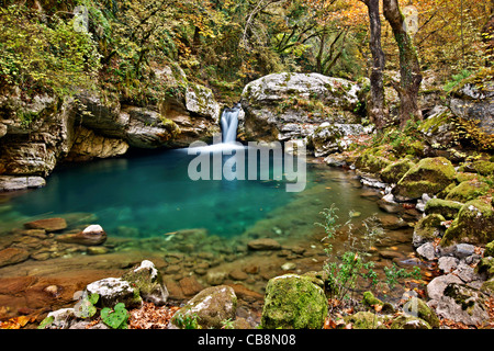 Petit lac, dans le canyon de la rivière, qui sépare l'Chrousias Syrrako Kalarrytes et villages, Tzoumerka, Ioannina, Grèce Banque D'Images