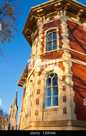 Hôtel particulier Reddic à Ottawa, Illinois. Église Saint Columba en arrière-plan. Banque D'Images