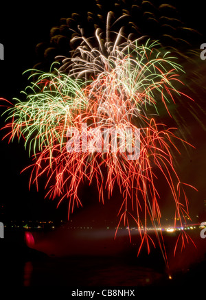 D'artifice au-dessus des Chutes du Niagara, Ontario, Canada. Une partie de l'hiver 2011/2012 Fête des Lumières de fête. Banque D'Images