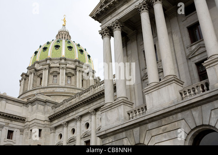 Une vue sur le centre-ville de Harrisburg et de la Pennsylvania State Capitol building. Banque D'Images