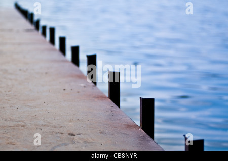 Metal pier pont sur l'eau calme bleu Banque D'Images