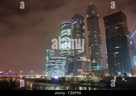 Photo du nouveau centre d'affaires chantier dans la nuit Banque D'Images