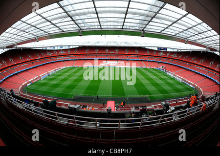 Vue à l'intérieur de l'Emirates Stadium (également connu sous le nom de Ashburton Grove), Londres. Accueil du Club d'Arsenal Banque D'Images