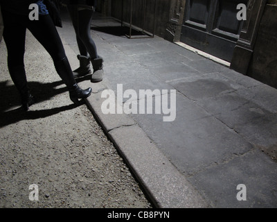 Personne qui marche dans la ruelle sombre chemin de nuit Banque D'Images