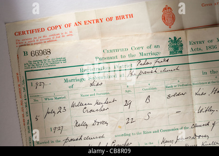 Ancien des certificats de naissance et de mariage. UK. Banque D'Images