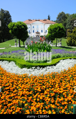 Ljubljana, Slovénie. Château de Tivoli (ou Tivolski Grad) dans parc Tivoli contenant Centre International d'Arts Graphiques Banque D'Images