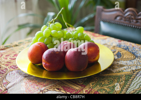 Les fruits sur une plaque Banque D'Images