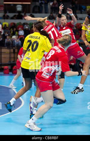 Angola / Autriche au Women's Londres Handball Cup. Tenue à l'Arène de handball, au Royaume-Uni. Banque D'Images
