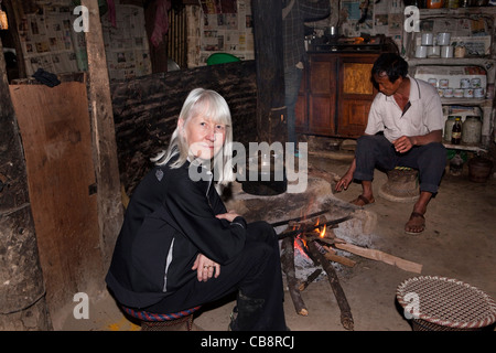 L'Inde, Nagaland, Jakhama, Village de l'ouest féminin d'âge moyen dans la cuisine de vistor villager's house Banque D'Images