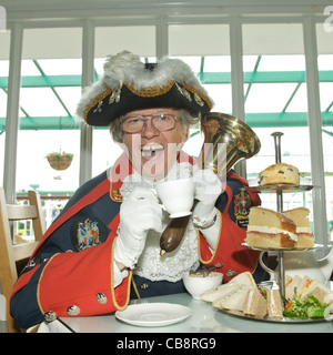 Crieur public bénéficie d'une tasse de thé dans le salon de thé victorien sur North Pier, Blackpool Banque D'Images