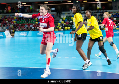 Sonja FREY (n°5 - AUT), Bombo Madalena CALANDULA & Marcelina KIALA Angola / Autriche, Londres, de la coupe de Handball Handball Arena, UK. Banque D'Images