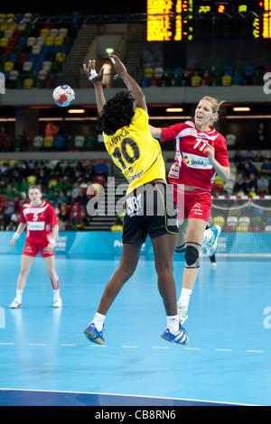 Gorica (ACIMOVIC77 - AUT) pousses pour objectif, l'Angola / Autriche au Women's Londres Handball Cup. Le Handball Arena, UK. Banque D'Images