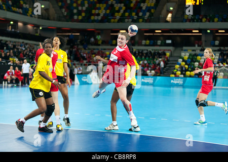 Sonja FREY (n°5 - AUT) pousses pour objectif, l'Angola / Autriche au Women's Londres Handball Cup. Le Handball Arena, UK. Banque D'Images