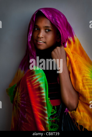 Belle jeune fille portant le voile coloré à Lamu, Kenya Banque D'Images