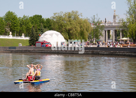 Voir à la rivière Svisloch et vert parc d'été à Minsk, Bélarus Banque D'Images