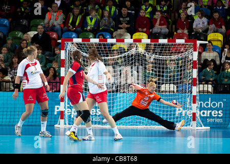 Autriche / Grande-bretagne au Women's Londres Handball Cup. Tenue à l'Arène de handball, au Royaume-Uni. Banque D'Images