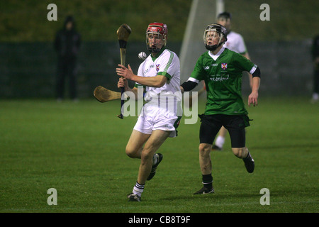 Hurling (Irlandais : Iománaíocht/Iomáint) est un jeu d'équipe à l'extérieur de l'ancienne origine gaélique, administré par l'Association athlétique gaélique Banque D'Images